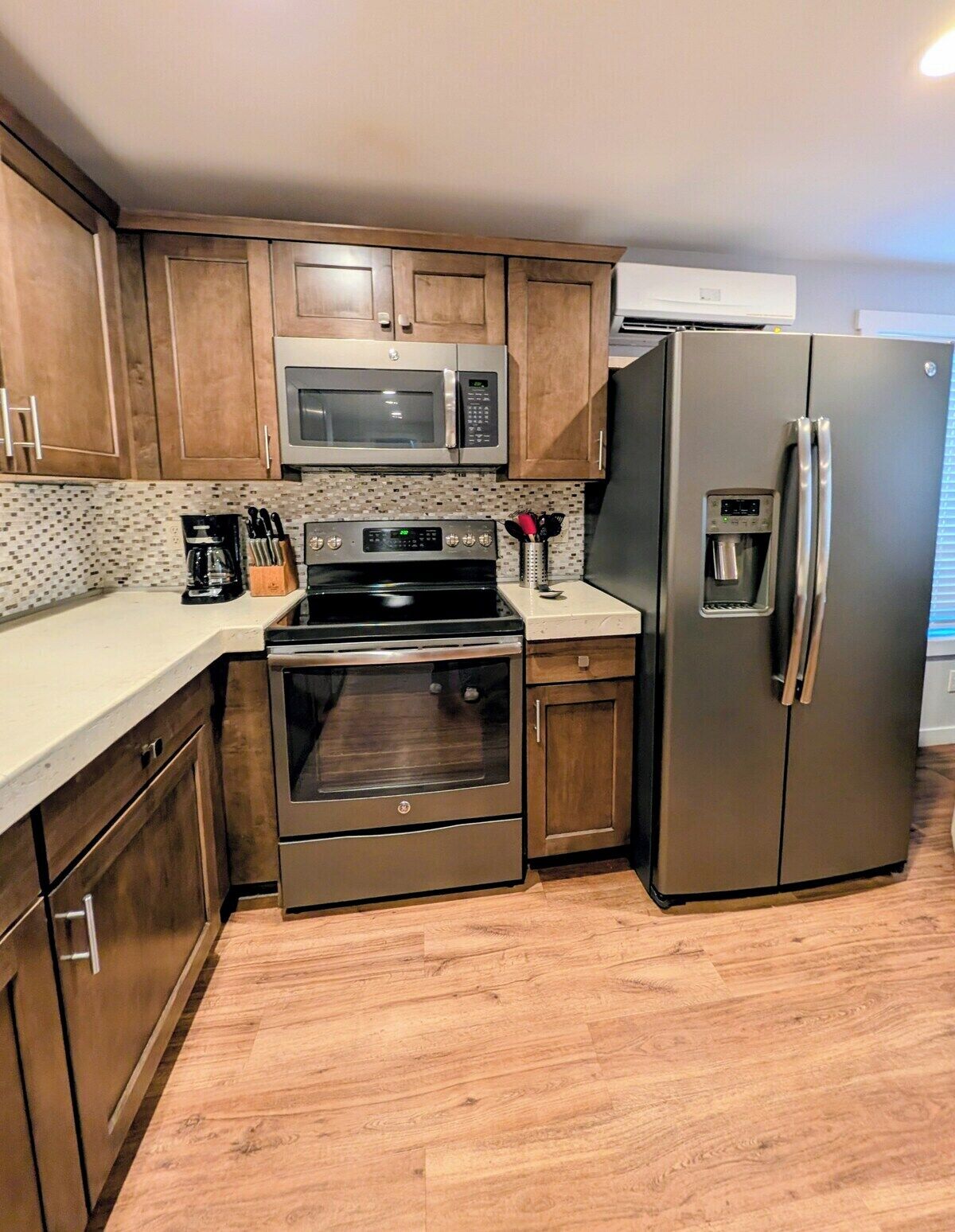 Coffee/tea maker, fridge, microwave, oven