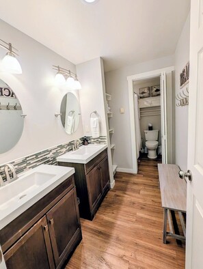 Shower, hair dryer, shampoo - Patio Beach Retreat · Walk to Lake Chelan (Chelan)