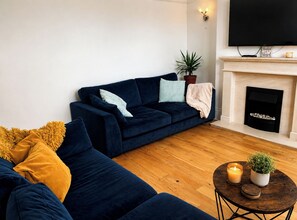 Living area - House Sleeps 9 With Parking and Garden (Lytham St. Anne's)