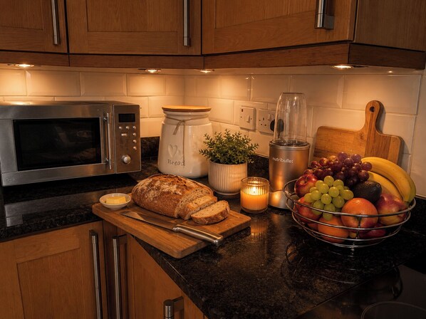 Fridge, microwave, oven, stovetop - House Sleeps 9 With Parking and Garden (Lytham St. Anne's)