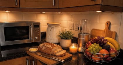 House Sleeps 9 With Parking and Garden