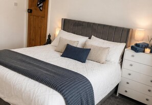 Room - House Sleeps 9 With Parking and Garden (Lytham St. Anne's)