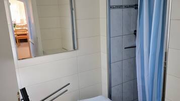 Dusche, Haartrockner, Handtücher