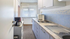 Wasserkocher mit Kaffee-/Teezubehör, Kühlschrank, Mikrowelle, Herdplatte