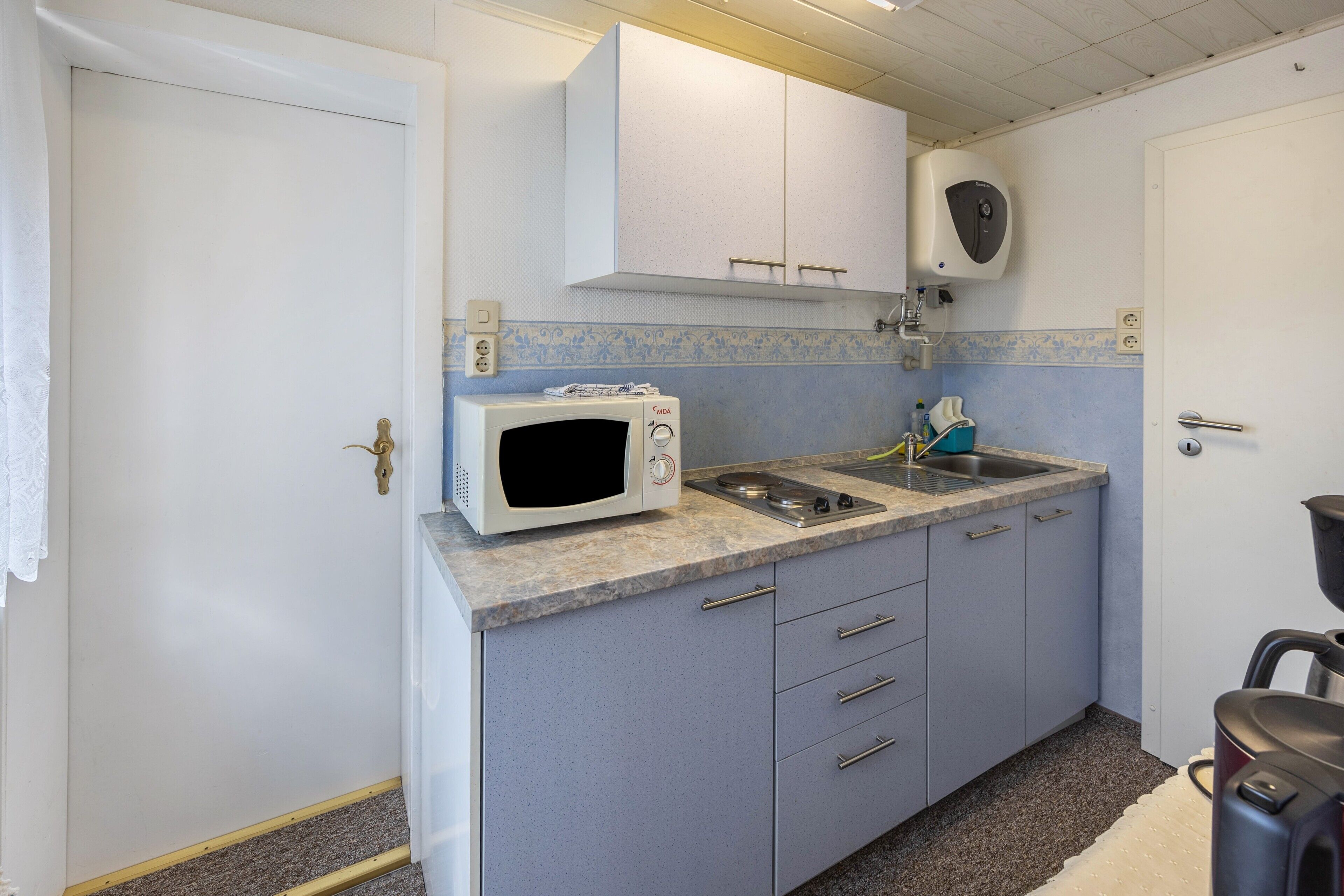 Wasserkocher mit Kaffee-/Teezubehör, Kühlschrank, Mikrowelle, Herdplatte