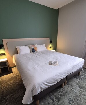 A hotel room with a bed, bedside tables, and a nightstand. - L'Hostellerie du Haras (La Porte du Der)