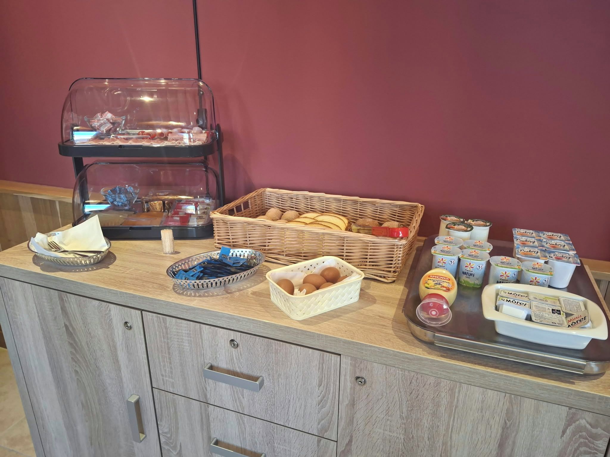 Een buffet met diverse gerechten en toevoegingen.