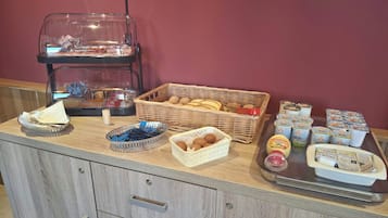 Een buffet met diverse gerechten en toevoegingen.