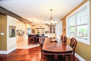 Dining - Spacious 4-bedroom home with private beach,  dock, large yard, outdoor shower. (Kelowna)