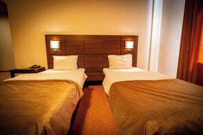 Minibar, desk, blackout curtains, iron/ironing board - HOTEL AURELIA (Giroc)