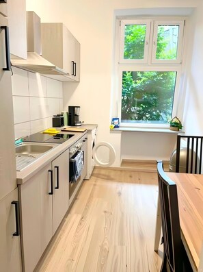 Private kitchen - Central Düsseldorf Cozy 2-Bedroom Apartment with Kitchen (Düsseldorf)