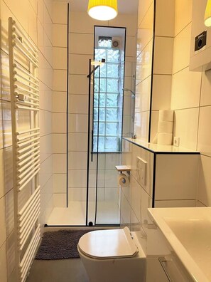 Bathroom - Central Düsseldorf Cozy 2-Bedroom Apartment with Kitchen (Düsseldorf)