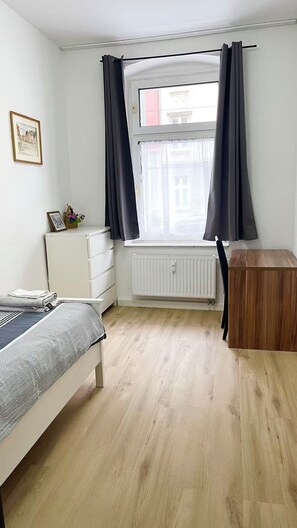 Room - Central Düsseldorf Cozy 2-Bedroom Apartment with Kitchen (Düsseldorf)