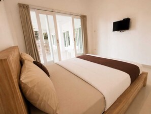 Kamar Double Comfort, pemandangan kebun | Meja kerja