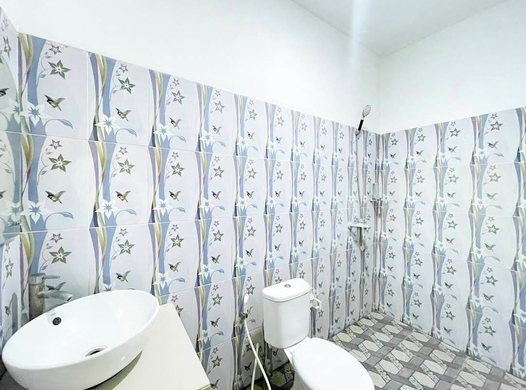 Shower, towels, soap, shampoo
