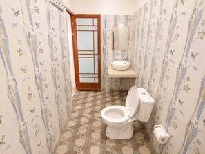 Kamar Double Comfort, pemandangan kebun | Kamar mandi | Shower, handuk, sabun, dan sampo