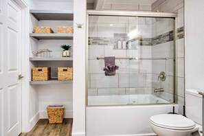 House, Multiple Beds, Pool Access, Partial Ocean View (100+4129Ocean) | Bathroom | Towels - Sleeps 32 - Spectacular Adjoining Homes Waits (Corpus Christi)