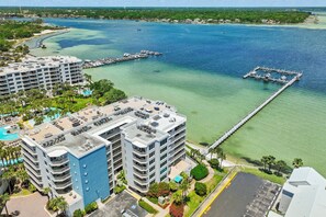 Ein Hochhaus-Hotel mit zahlreichen Balkonen, einem Schwimmbad und einer Marina mit Booten.