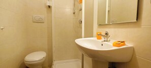 Douche, sĂšche-cheveux, bidet, serviettes fournies