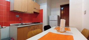 Kühlschrank, Herdplatte, Wasserkocher, Kochgeschirr/Geschirr/Besteck