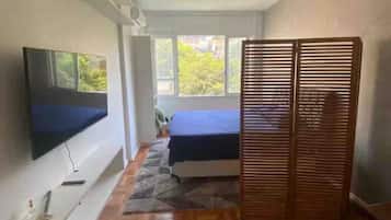 Ferros/tábuas de passar roupa, acesso à internet, roupa de cama