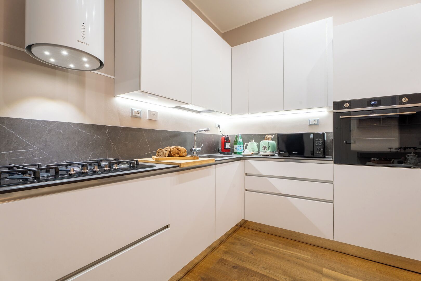 Kühlschrank, Mikrowelle, Ofen, Herdplatte