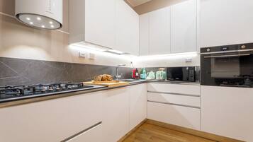 Kühlschrank, Mikrowelle, Ofen, Herdplatte