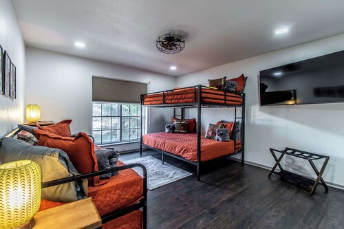 Sleeps 33 - Oceanfront Luxury 2 Pools & 2 Houses