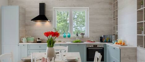 Microwave, oven, dishwasher, coffee/tea maker