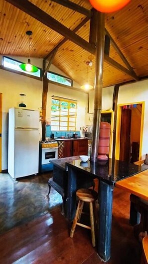 Casa, balcón, vista al jardín | Cocina privada