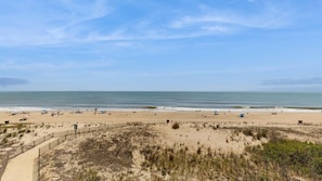 Ein Strand mit einer Umzäunung, Dünen und dem Meer.