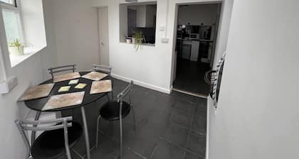 House Sleeps 6 With Garden and Parking