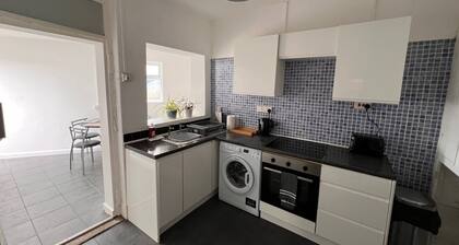 House Sleeps 6 With Garden and Parking