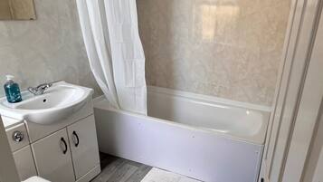 Kombinert dusj/badekar, dype avslapningsbadekar, hårføner og håndklær