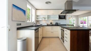 Fridge, microwave, stovetop, dishwasher