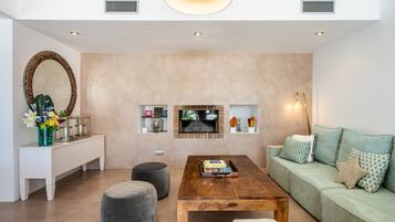 TV, fireplace