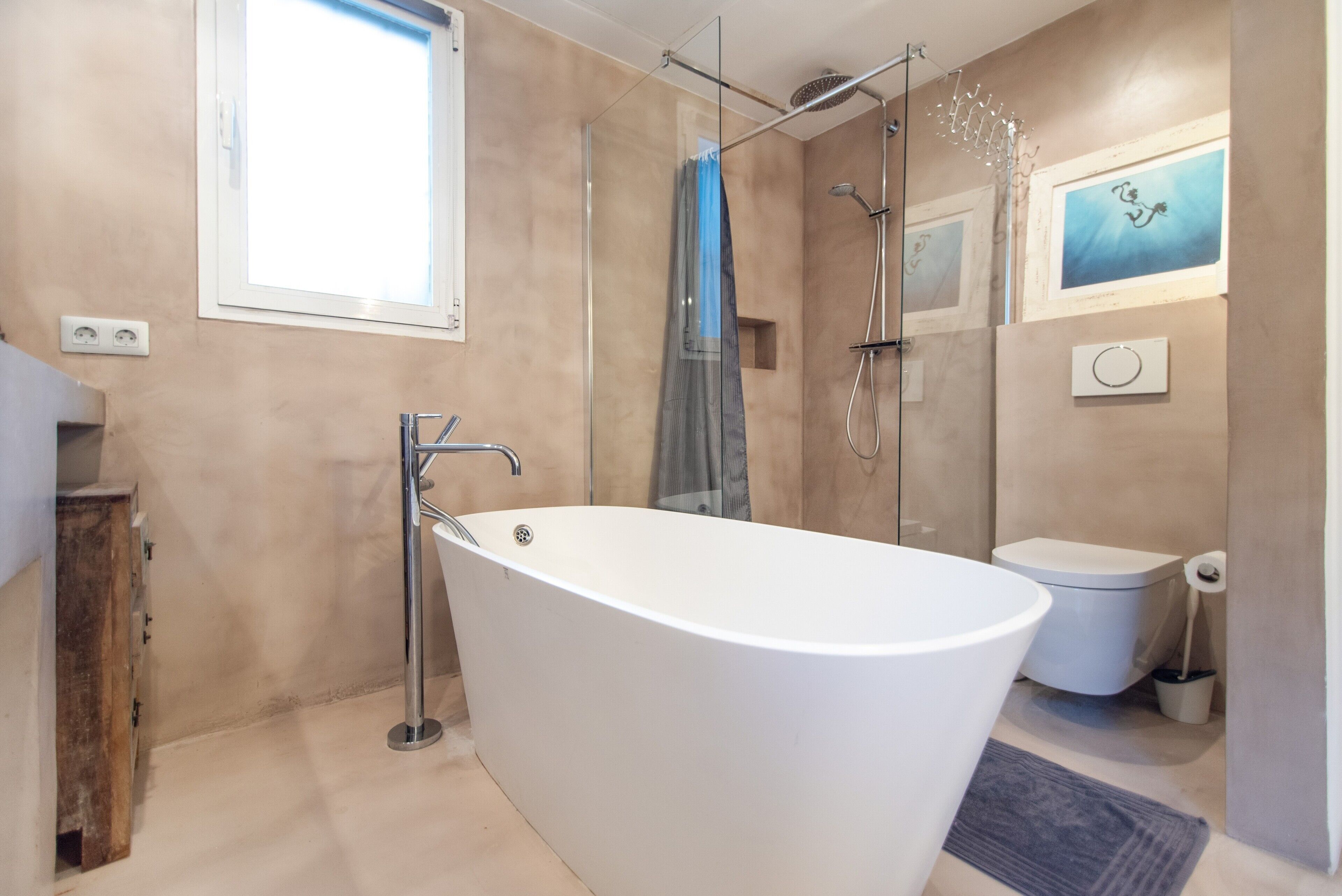 Douche, sèche-cheveux, serviettes fournies