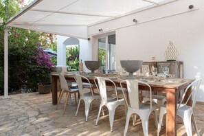 Outdoor dining - Villa 'Amarantos' with Mountain View, Wi-Fi and Air Conditioning (Santa Eulària des Riu)