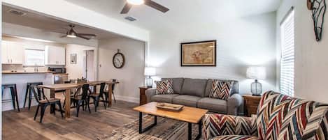 Casa, varias camas, cocina, vista al jardín (4209 Avalon) | Área de sala de estar