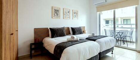 Tabla de planchar con plancha, wifi y ropa de cama