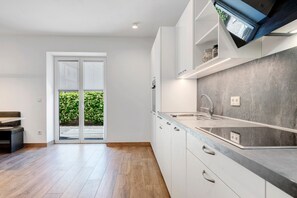 Fridge, oven, stovetop, dishwasher - Accessible Apartment '3' with Garden, Wi-Fi and Air Conditioning (Auer)