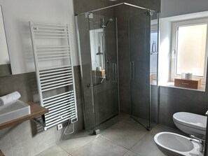 Shower, hair dryer, towels - Accessible Apartment '3' with Garden, Wi-Fi and Air Conditioning (Auer)