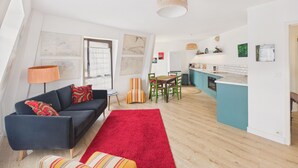 Eine moderne Wohnung mit Essbereich, Küche und Wohnzimmer.