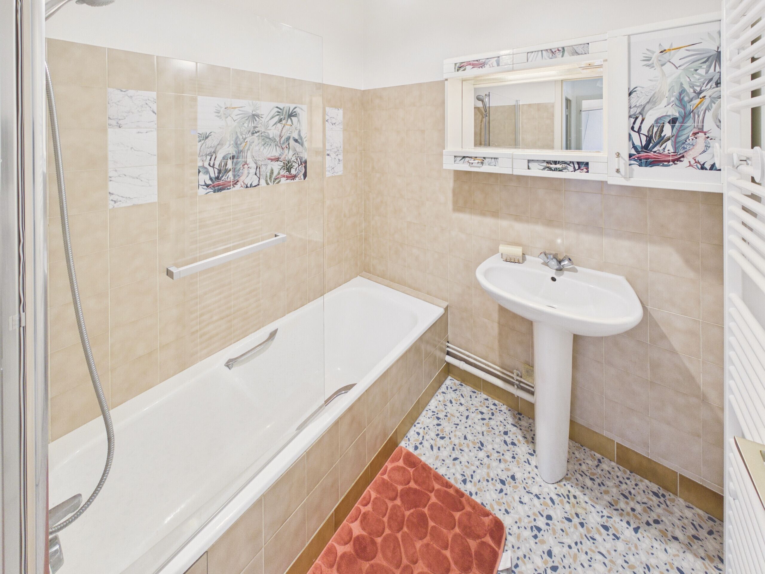 Une salle de bain avec une baignoire, un lavabo et une douche.