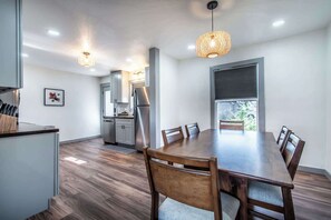 บ้านพัก, หลายเตียง, ลานระเบียง, วิวสวน (4221 Avalon) | ร้านอาหาร