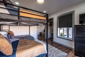 House, Multiple Beds, Patio, Garden View (4221 Avalon) | 2 bedrooms, individually decorated, individually furnished, bed sheets - The Coastal Cottage Sleeps 8 Massive Parking (Corpus Christi)