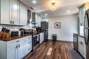 House, Multiple Beds, Patio, Garden View (4221 Avalon) | Private kitchen - The Coastal Cottage Sleeps 8 Massive Parking (Corpus Christi)