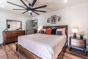 House, Multiple Beds, Patio, Garden View (4221 Avalon) | 2 bedrooms, individually decorated, individually furnished, bed sheets - The Coastal Cottage Sleeps 8 Massive Parking (Corpus Christi)