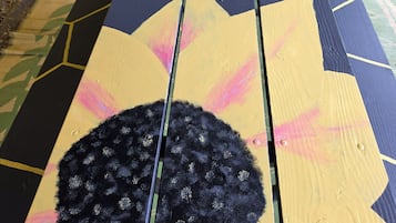 Una mesa con un patrón geométrico distintivo y un diseño circular negro en el centro.