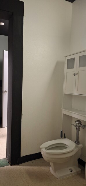 Bathroom - Off I-90 Cozy 1-bedroom building in soothing Magnolia with central AC and heat (Magnolia)
